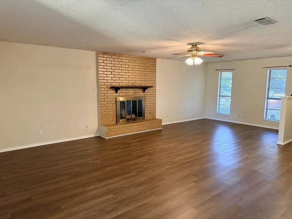 3 bed, 2.0 bath, 2087 sqft, $2,300 — Photo 3