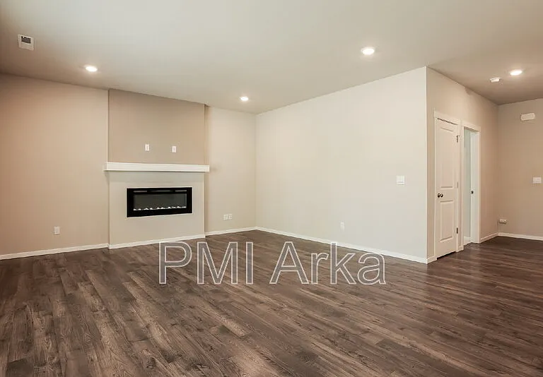 10823 32nd St NE — Photo 3