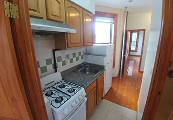2nd image of 44 Henry St #14NE