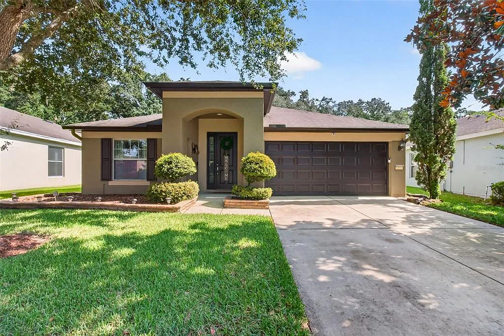 4 bed, 2.0 bath, 1952 sqft, $2,400 — Photo 1