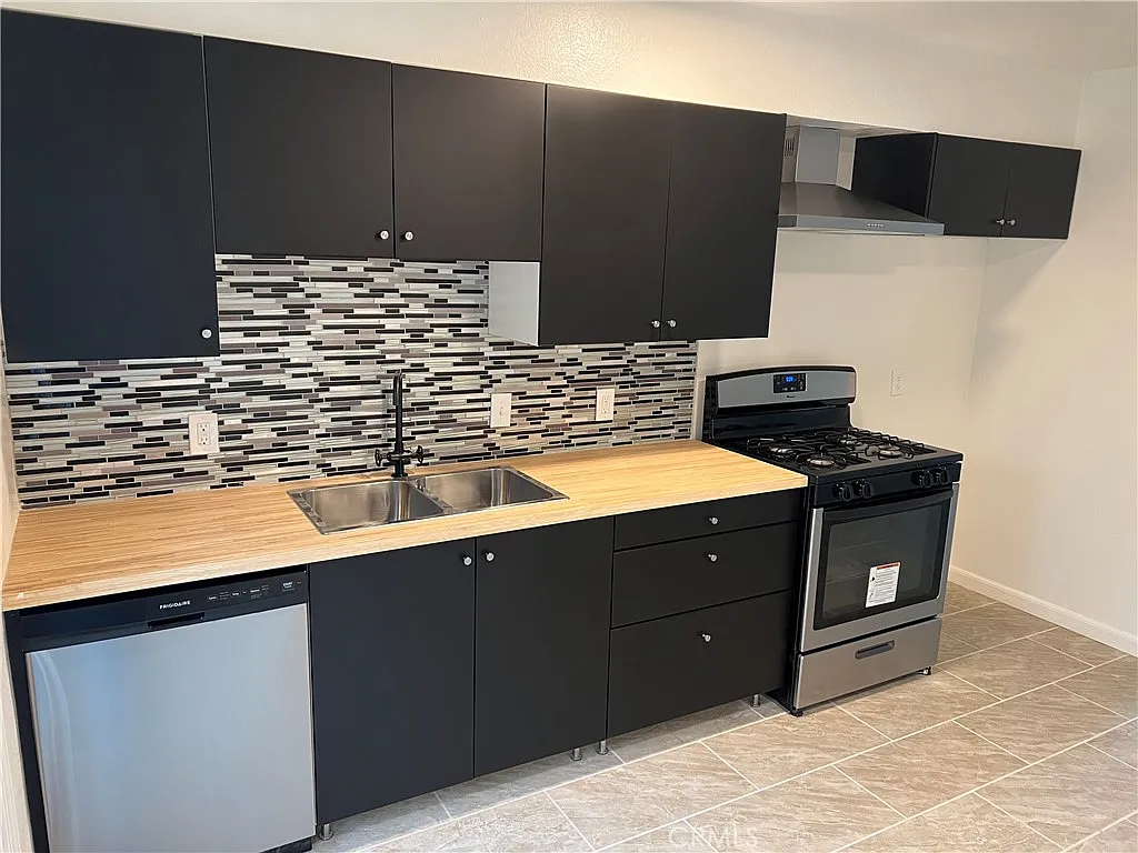 2 bed, 732 sqft, $1,600 — Photo 2