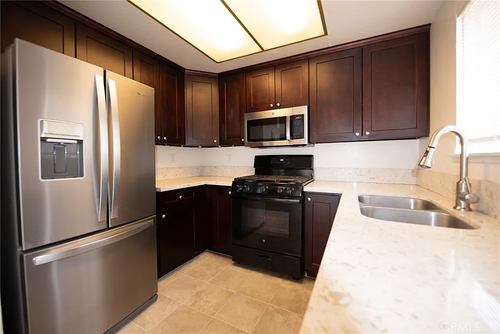 2 bed, 990 sqft, $1,700 — Photo 4