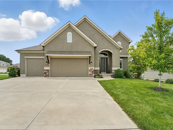 14445 Thousand Oaks Pl, Parkville, MO 64152