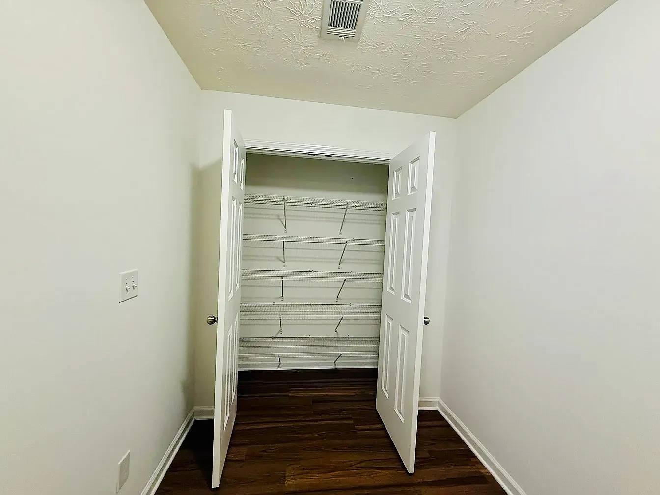 3 bed, 2402 sqft, $1,000 — Photo 3