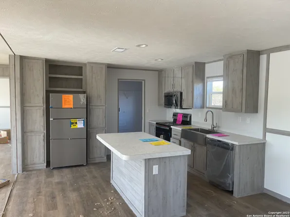 499 County Road 327, Pleasanton, TX 78064