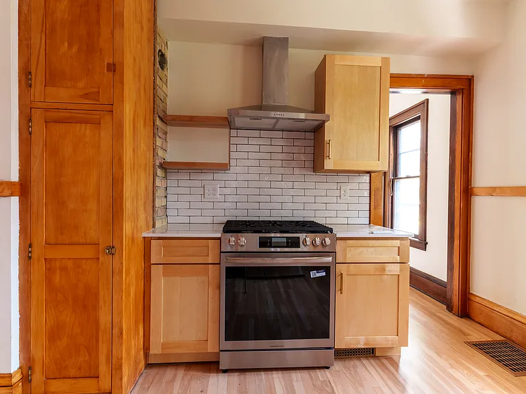 824 5th St NE — Photo 3