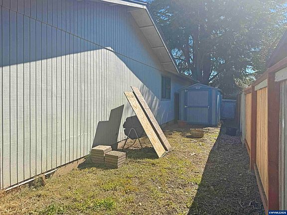 3rd image of 534 SE Hathaway Pl
