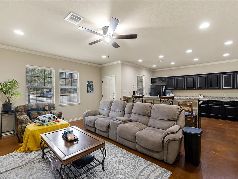 2902 Old Ironsides Dr — Photo 4