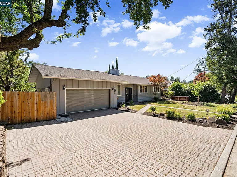 1021 Windsor Dr — Photo 1