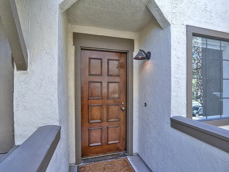 1886 Huxley Ct — Photo 2
