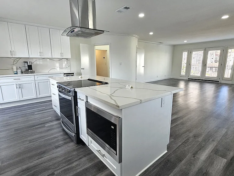 Lindbrook Manor Apartments — Photo 56