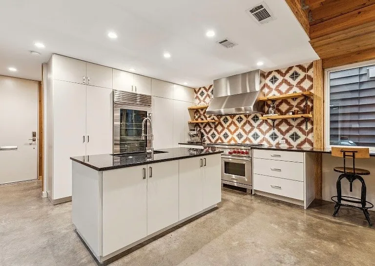 6024 Hudson St — Photo 1