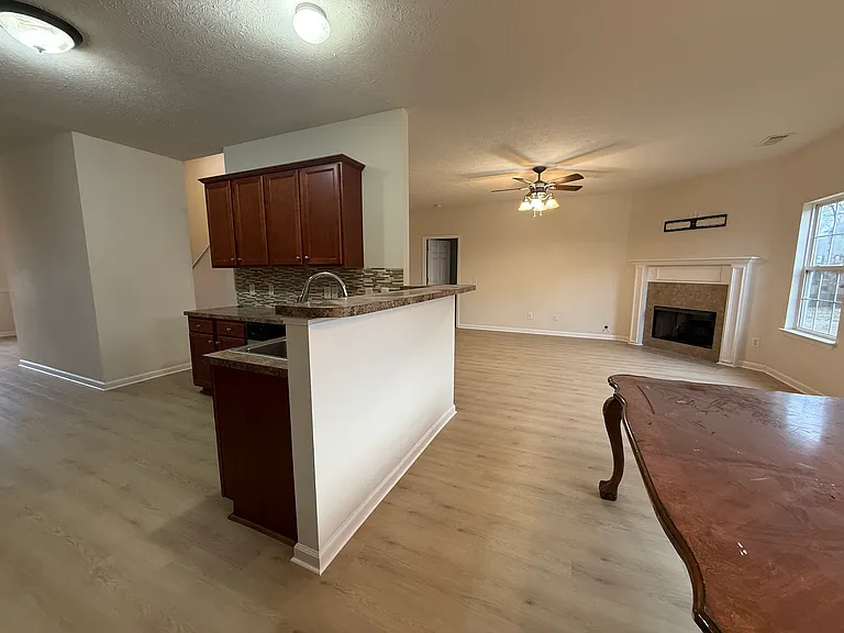 102 Privett Ct — Photo 6