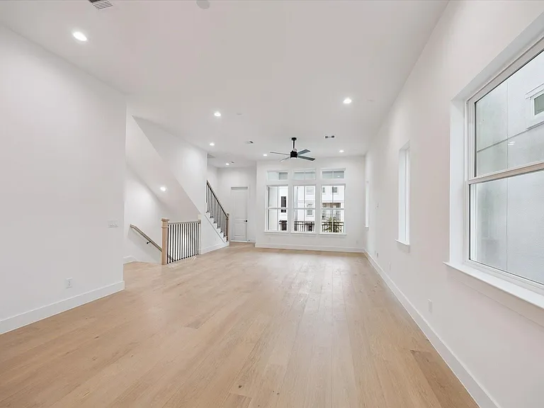 947 Blackshire Ln — Photo 15