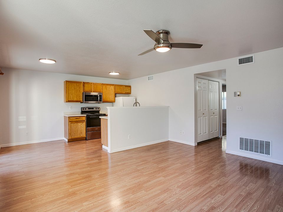 living room/dining/kitchen