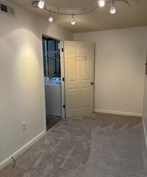 1806 Glendale Ln — Photo 12