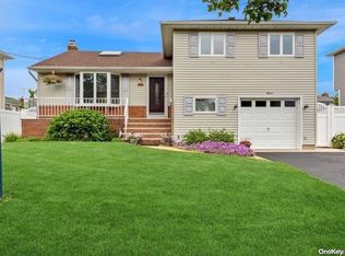 11 Maple St, Massapequa, NY 11758
