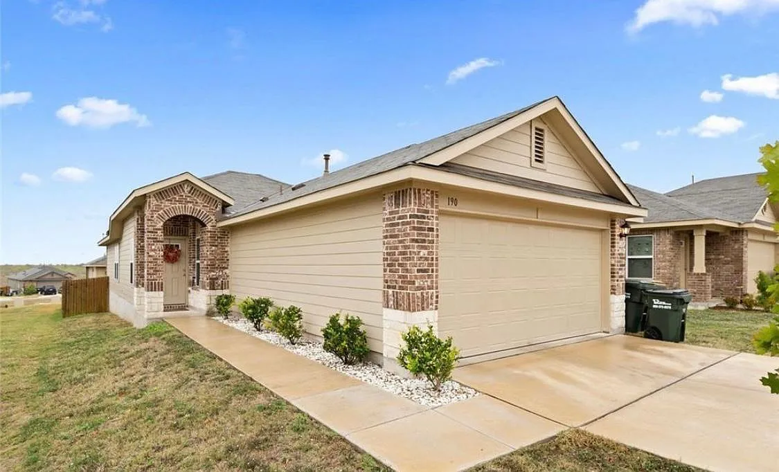 4 bed, 1647 sqft, $1,900 — Photo 2
