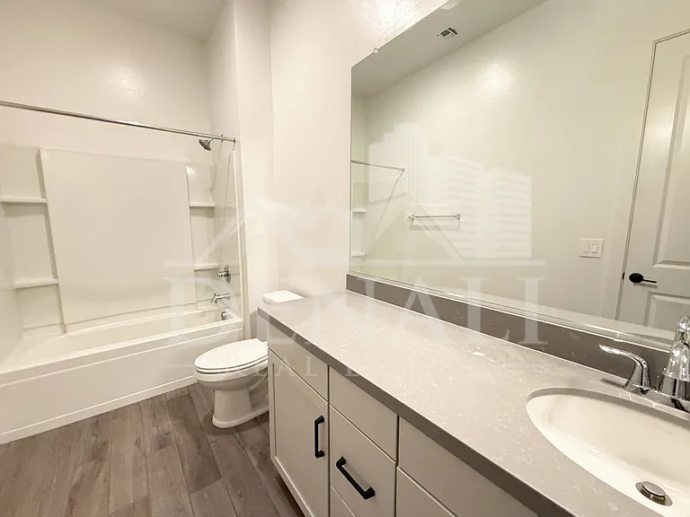 1447 E Flower St — Photo 27