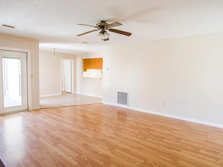 Living Room/Dining Area