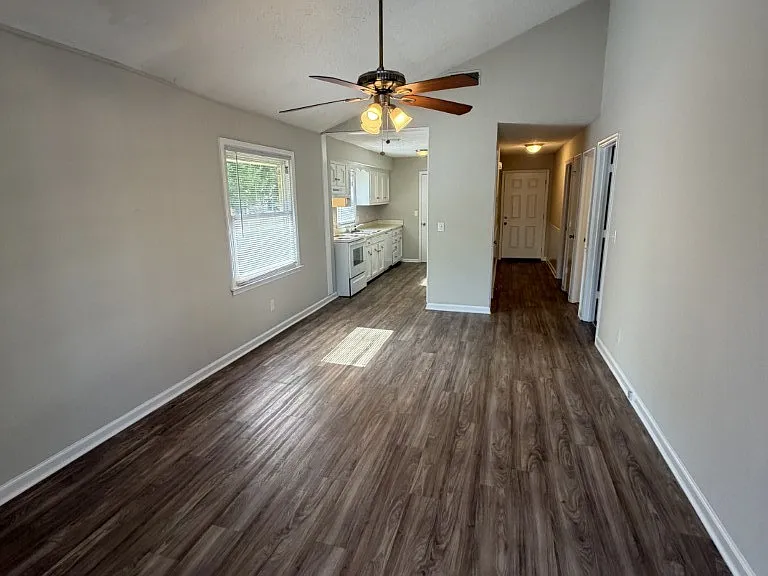 1206 Hamilton Dr — Photo 2