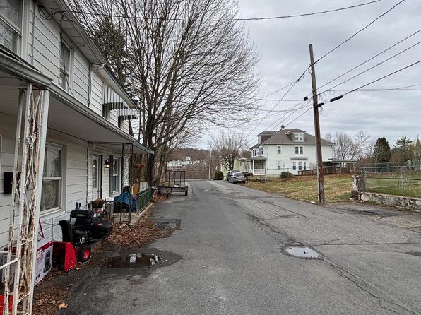 6 W Walnut St, Middleport, PA 17953
