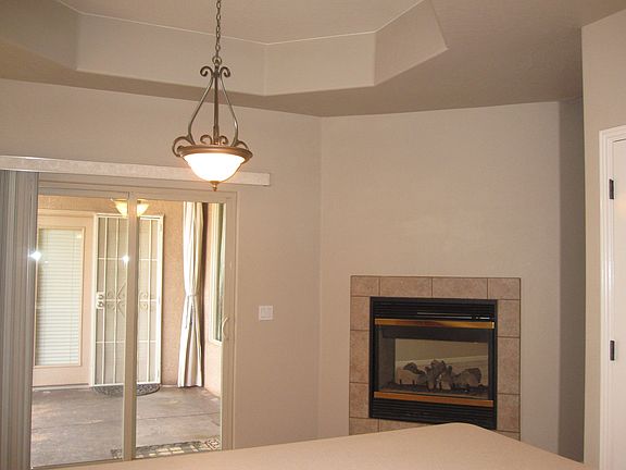 dining area w/fireplace