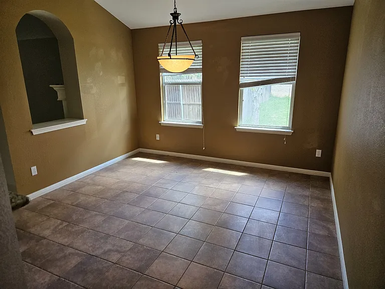 11208 Friendship Dr — Photo 3