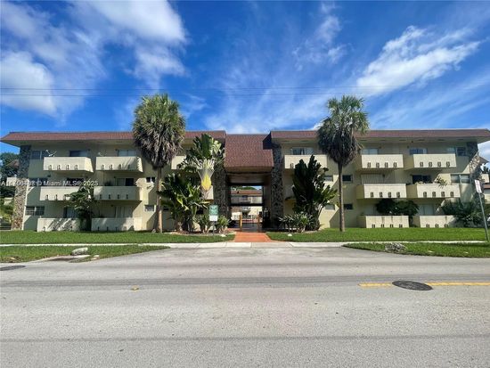 7505 SW 82nd St APT 301, Miami, FL 33143