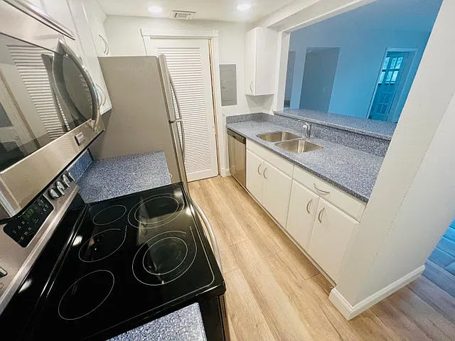 2 bed, 1025 sqft, $2,850 — Photo 3