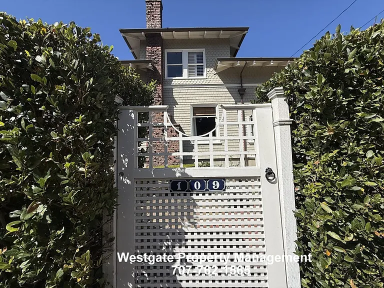 109 7th St — Photo 3