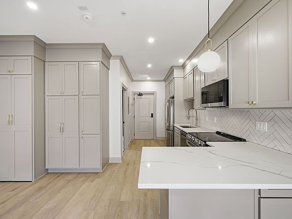 5th image of 983 Michigan Ave #313
