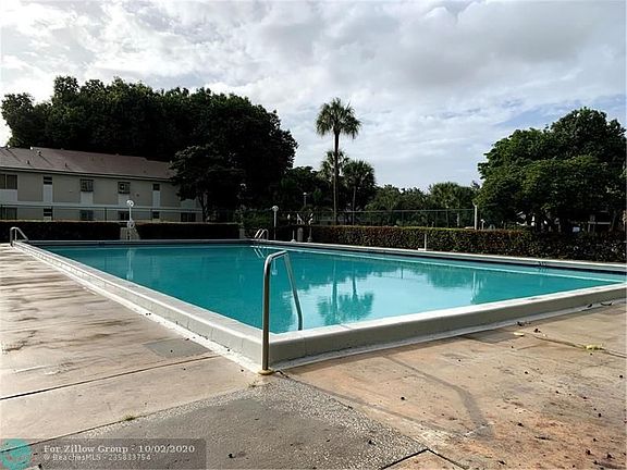 5th image of 713 Gardens Dr
