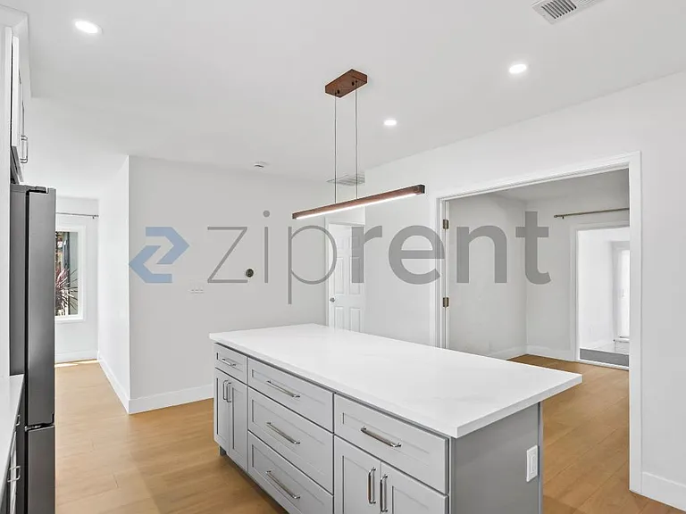 1835 Catherine St — Photo 14