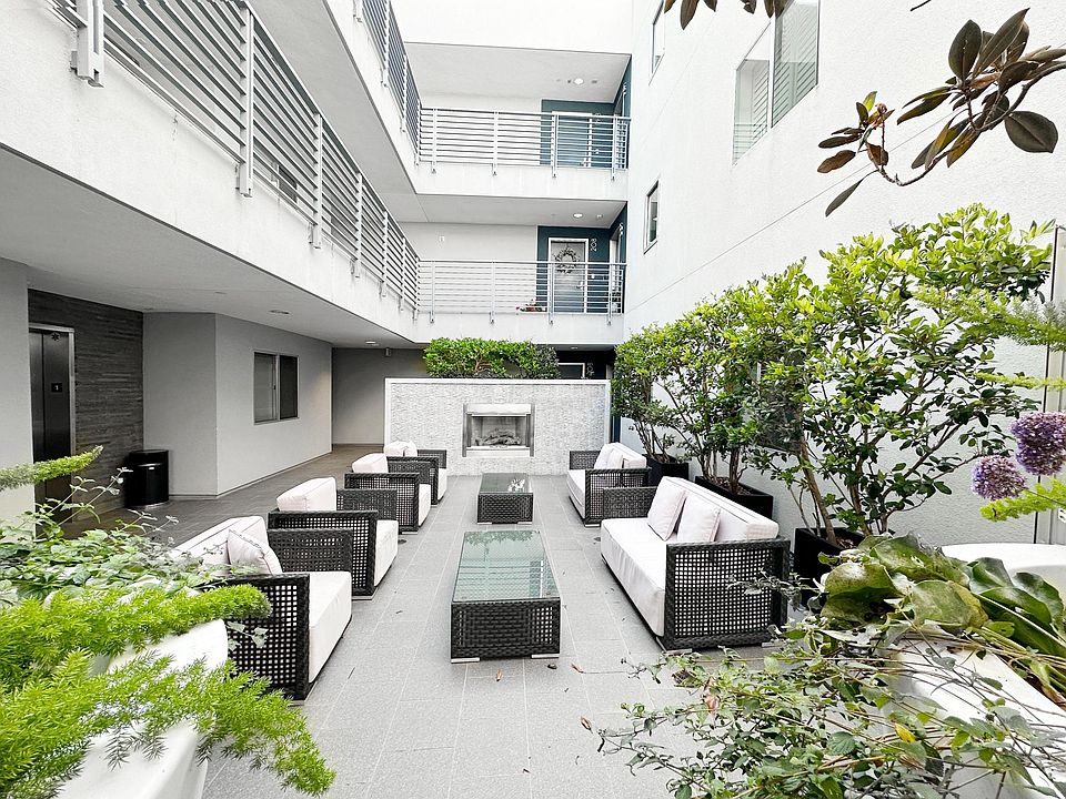 The common area outdoor courtyard with fireplace at Wembley Park in sought after Playa del Rey