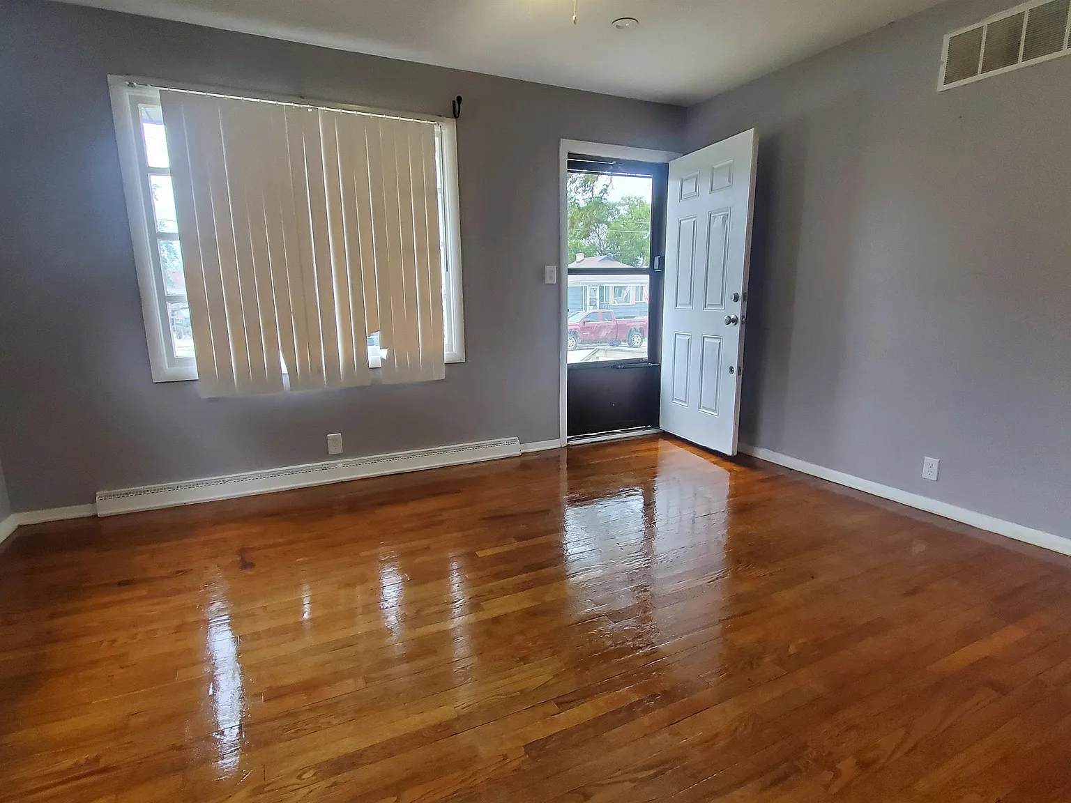 Larchmont 3913 - 1 — Photo 4