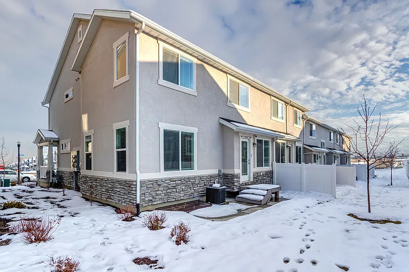 4 bed, 2.5 bath, 2350 sqft, $2,200 — Photo 3
