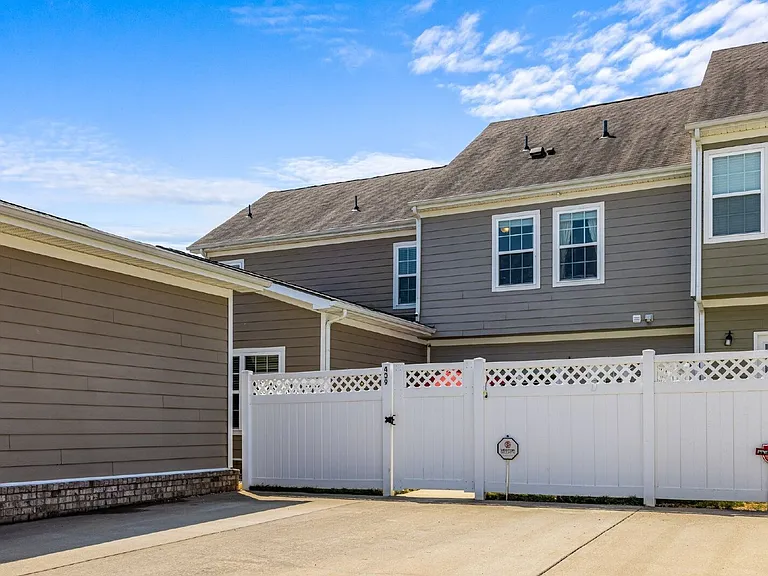 409 Oldbury Ln — Photo 32