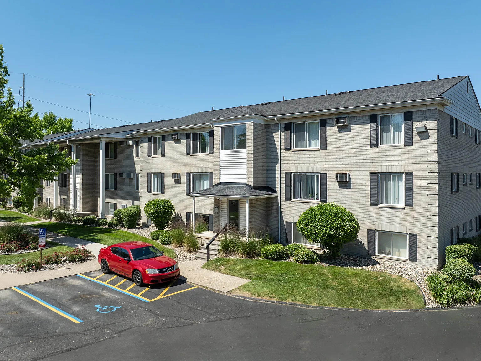 1 bed, 672 sqft, $945 — Photo 2