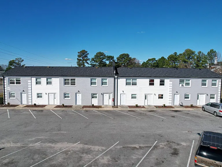 2505 S Charles Blvd — Photo 1