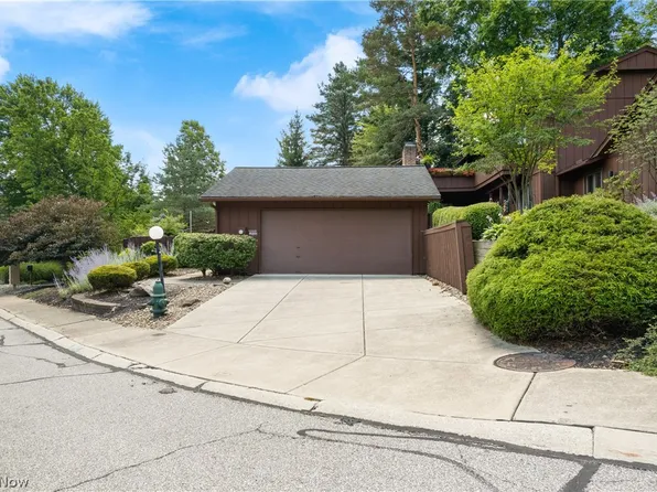 18000 Cliffside Dr, Strongsville, OH 44136