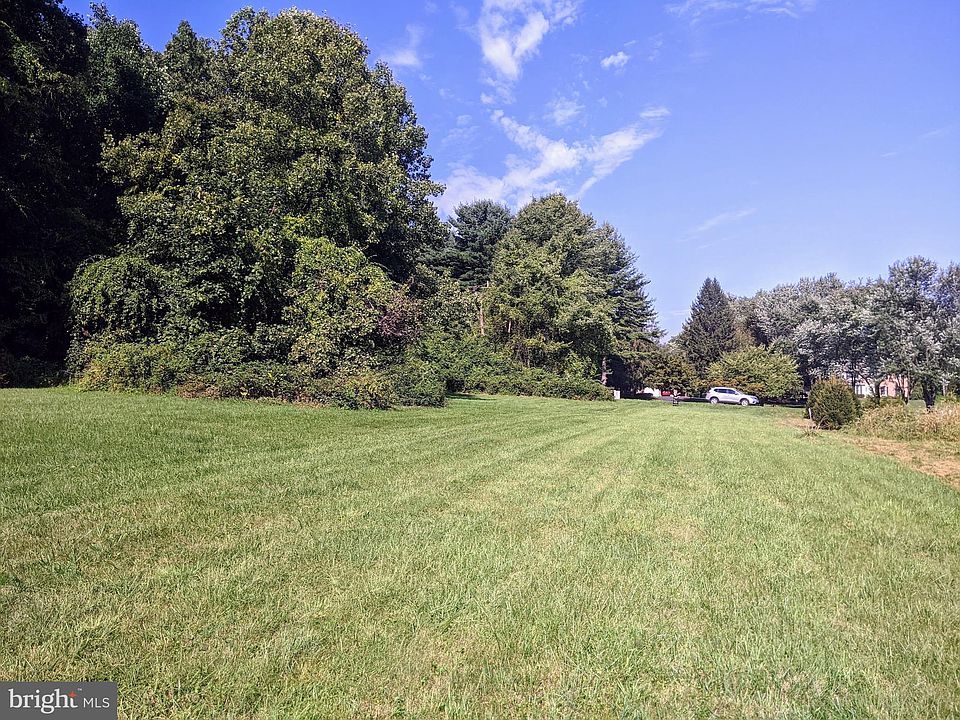 1st image of 21 Hawthorne Cir