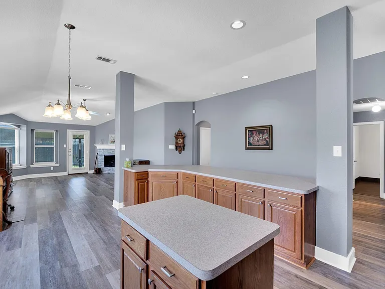 6516 Fairglen Dr — Photo 10