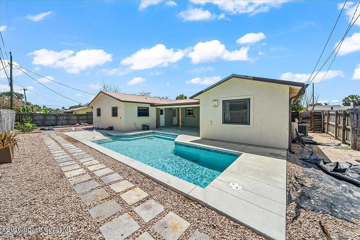 3 bed, 2.0 bath, 2144 sqft, $3,400 — Photo 2