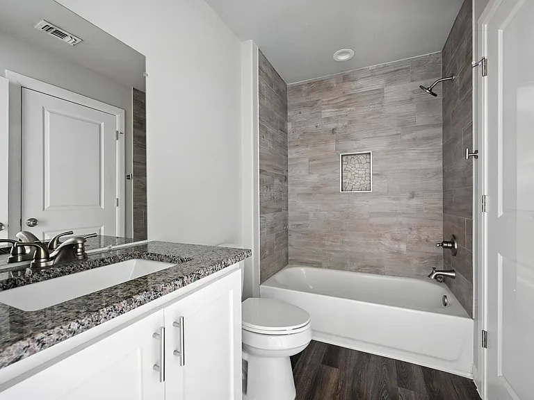 910 N Throckmorton St — Photo 14