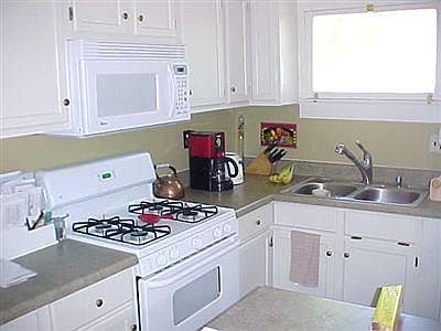 4th image of 406 Mason Hl #B