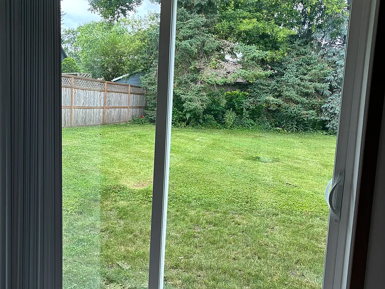 Patio door to back yare