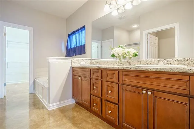17289 Paddock Cir — Photo 6