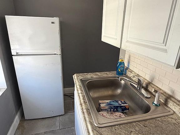 3rd image of 233 E Mayfield St