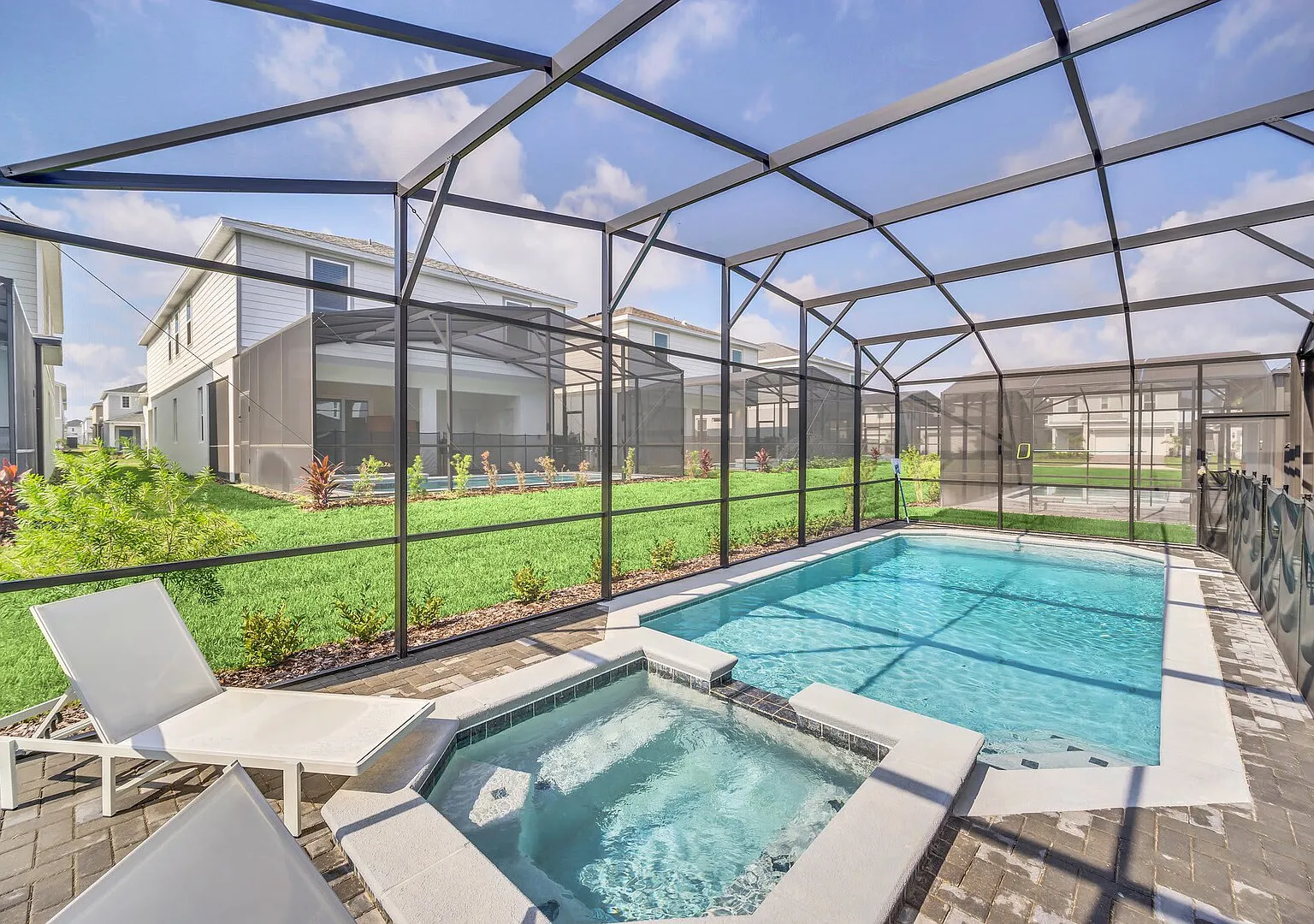 Chic 10BR Retreat with Themed Rooms & Pool — Photo 4
